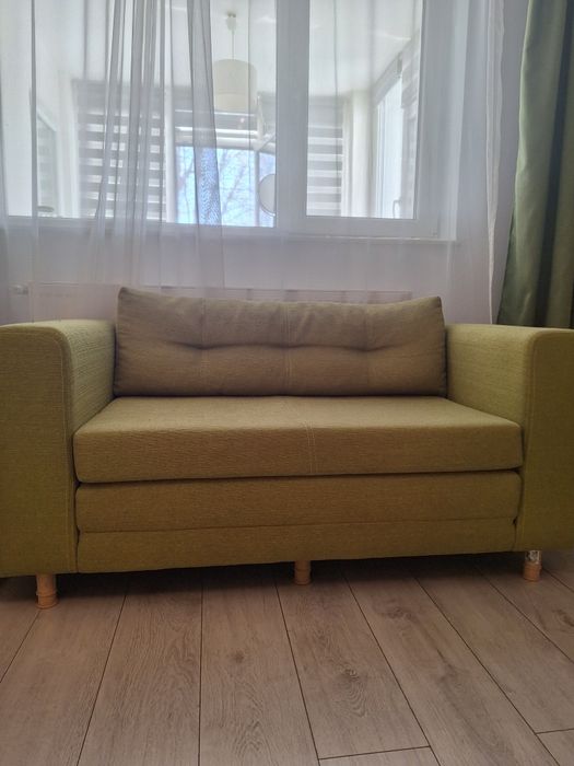 Vand pat dormitor cu mobilier si canapea