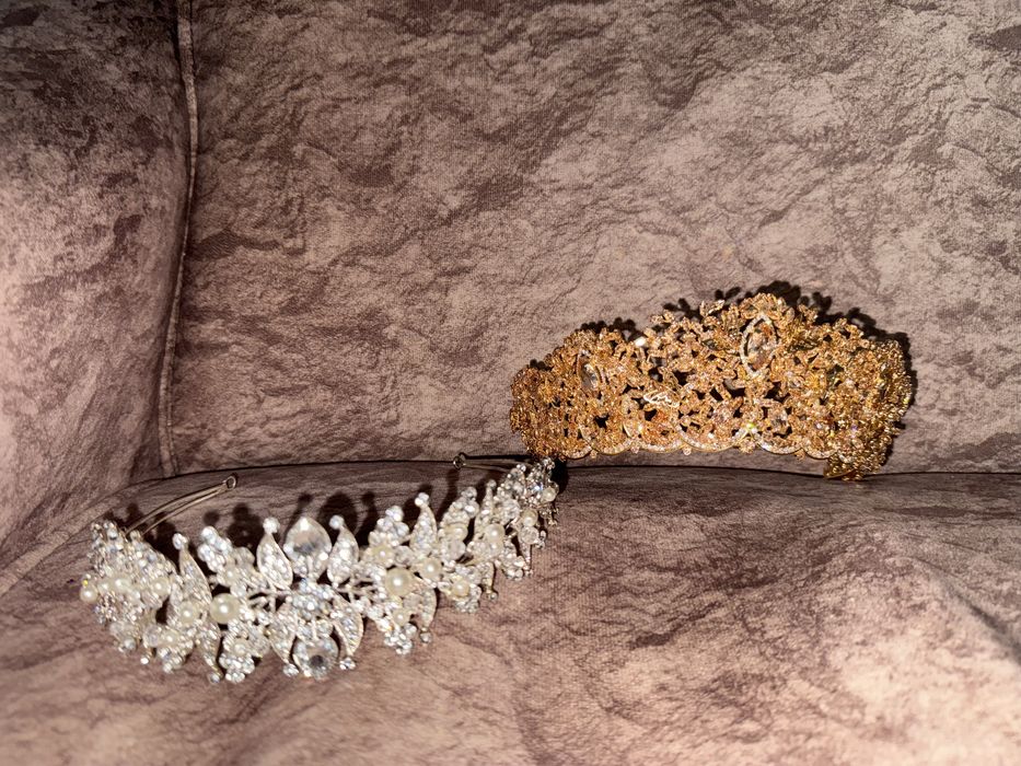 Роскошные платья и головные уборы — почти новые!