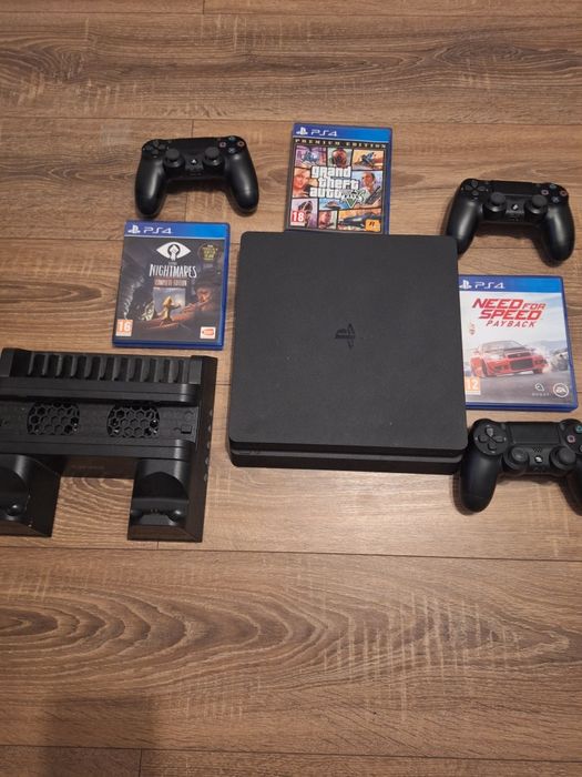Vând ps 4 + controllere