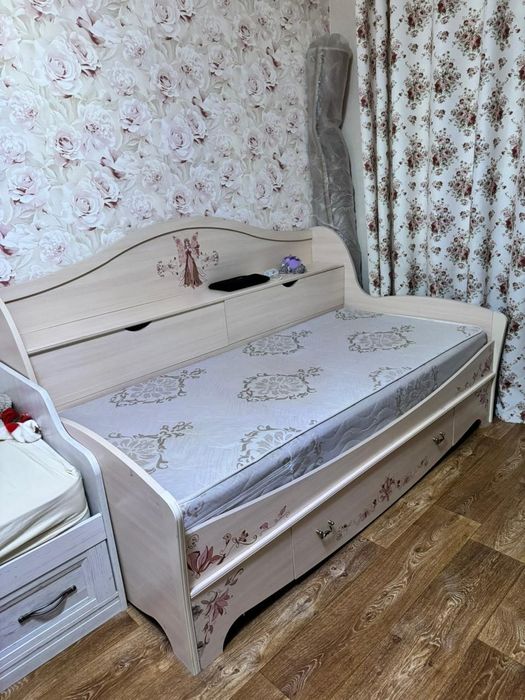Детская кровать  и комод