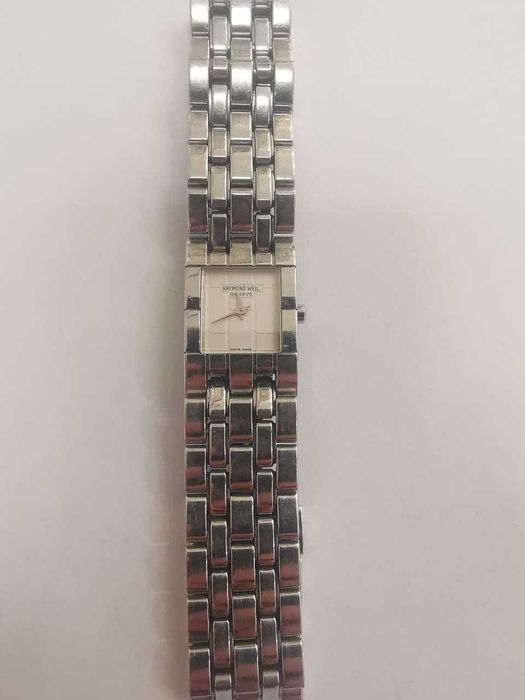 Продавам дамски часовник Raymond Weil