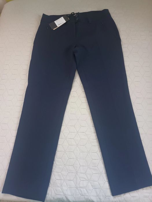 Продавам нов дамски панталон в тъмно син цвят