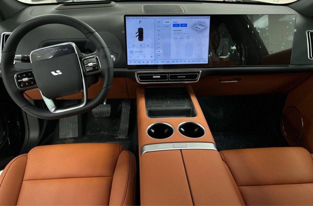 Lixiang Li 7 Ultra Restayling Белый и Кофе Салон, Мокрый асфальт