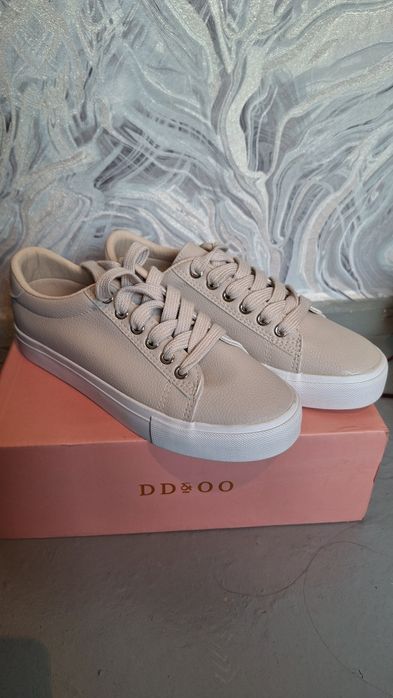 Продам новые кроссовки