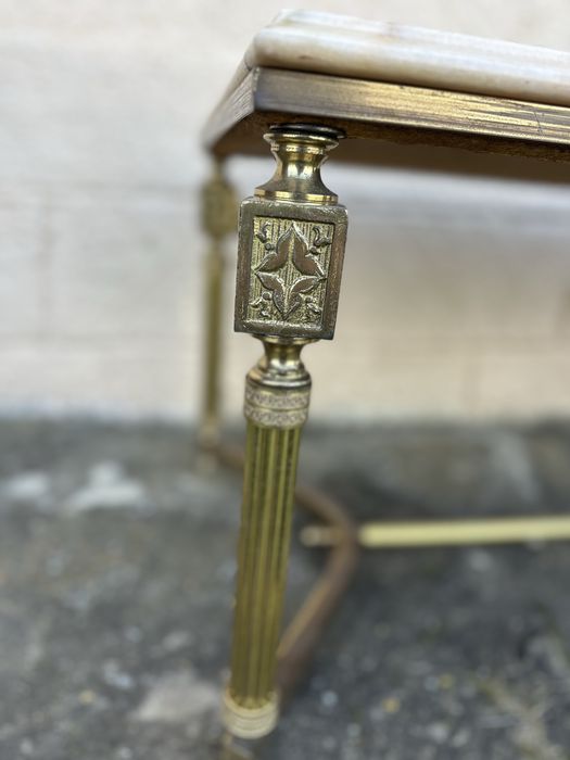 Винтидж холна маса с мраморен плот и месингови крака