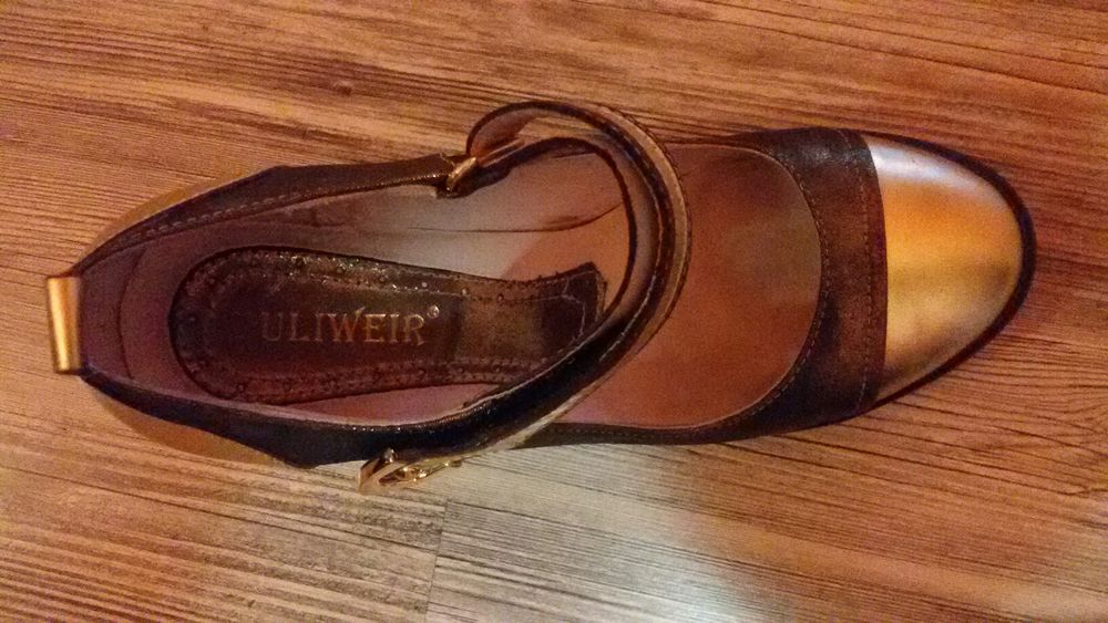 Продавам 2 чифта обувки