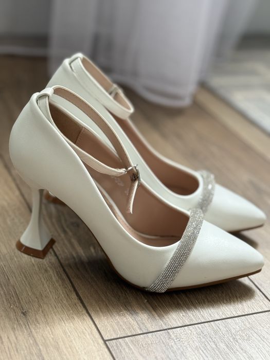 Туфли белые 38 размер почти новые