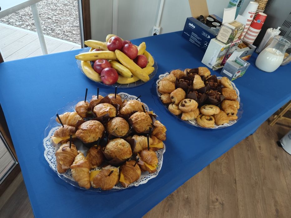 Кетъринг коктейлни маси под НАЕМ