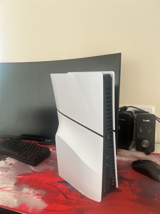 Ps5  slim в отлично състояние без никакви проблеми