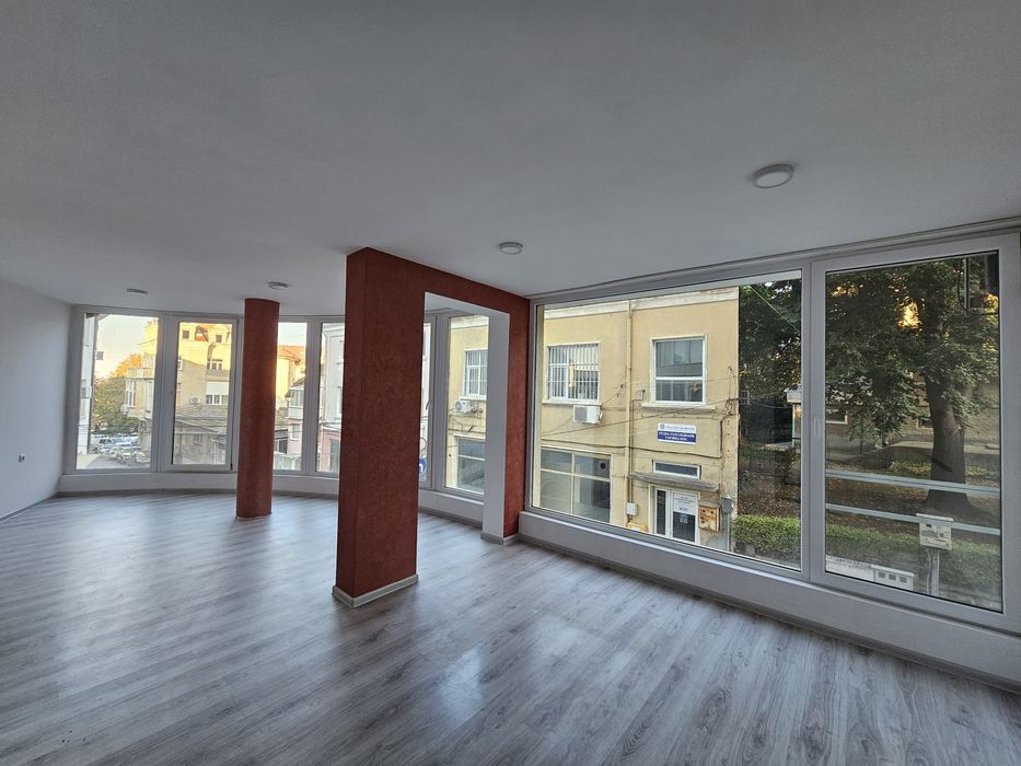 Офис под наем със закрито парко място Център Шумен от собственик