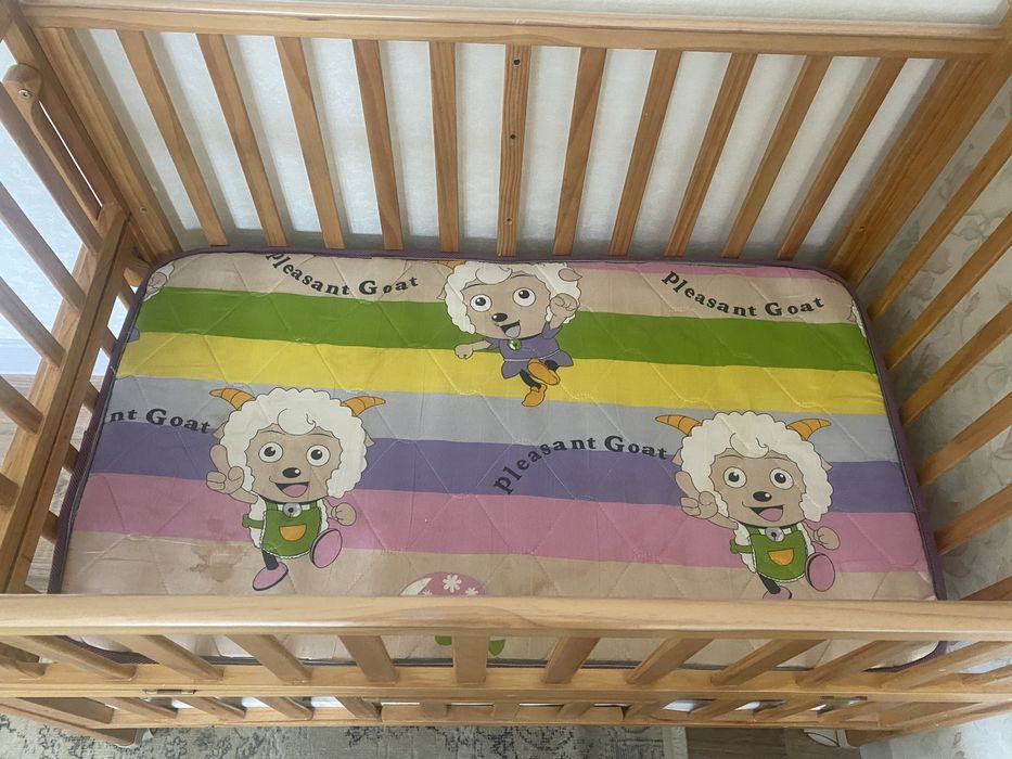 Детская кроватка с матрацем