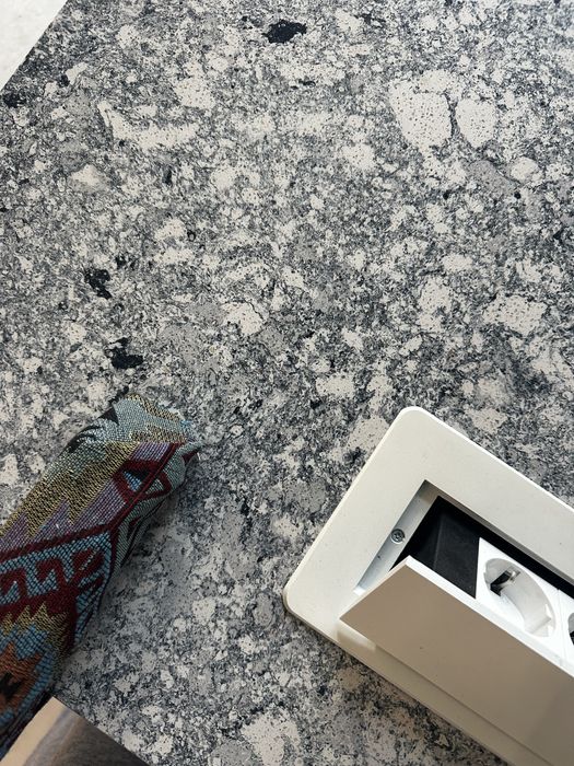 Стол, можно вместо ресепшена