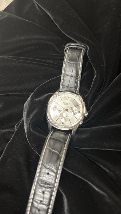 Продаются мужские наручные часы