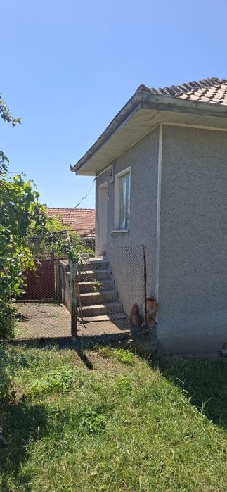 Къща с гараж и 2 Декара дворно място   в с.Долно Шивачево