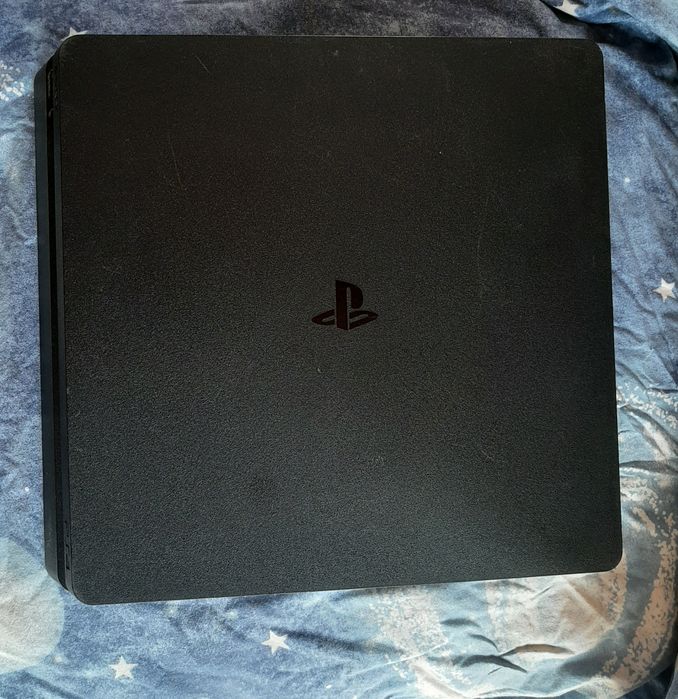 Vând PlayStation 4 slim în stare bună ps4