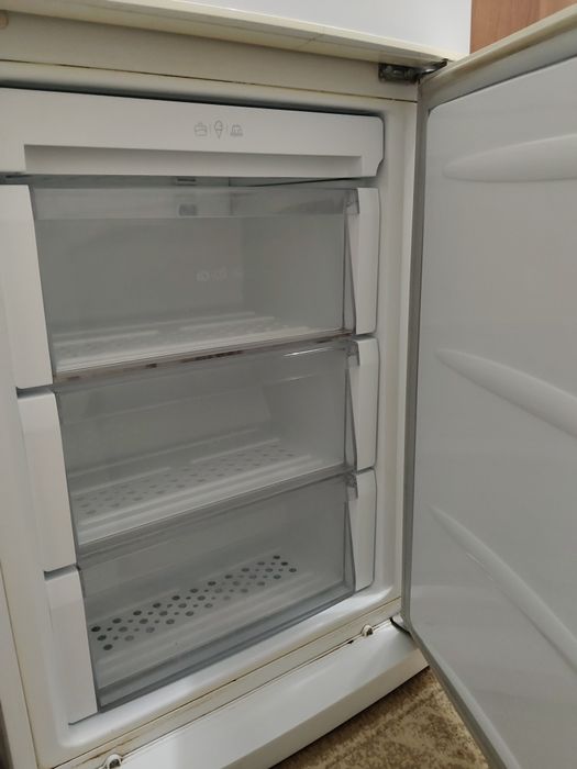 Холодильник LG .