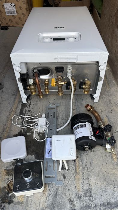 Centrala gaz baxi 824 24 kw + termostat  hive smart