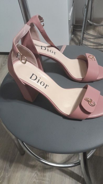 Продам туфли  размеры 37