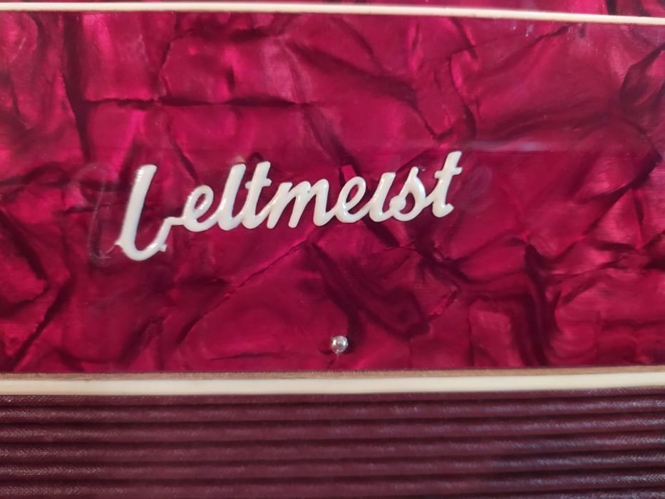 Акордеон Weltmaister с куфар, 48 баса