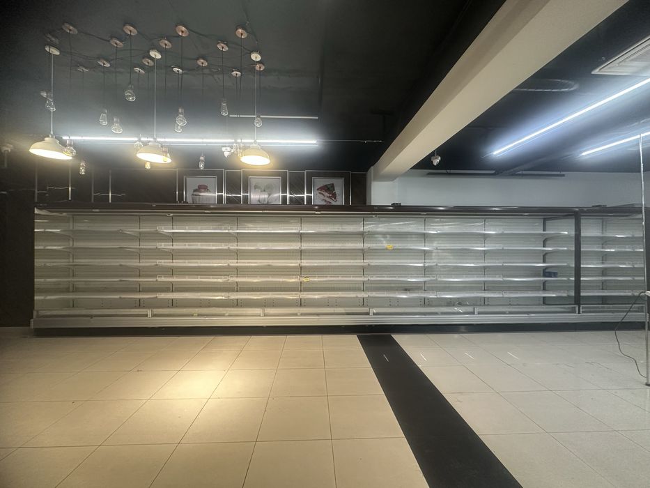 Пристенные холодильные витрины.