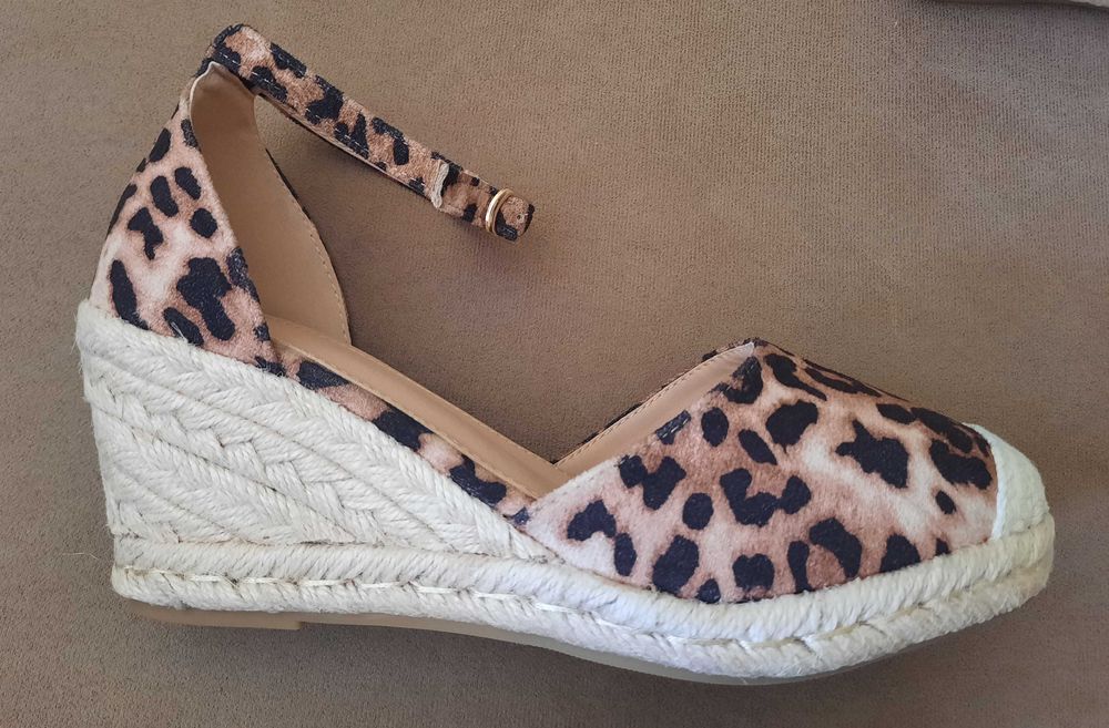 Нови дамски сандали в леопардов принт и бели летни обувки с дантела.