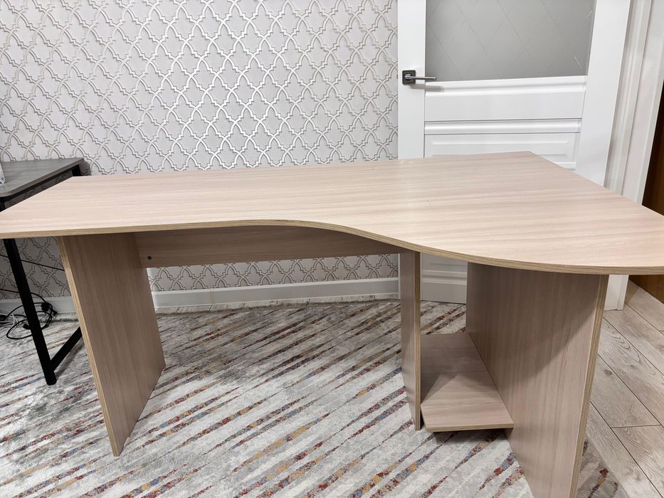 Продам компьютерный стол 160*100