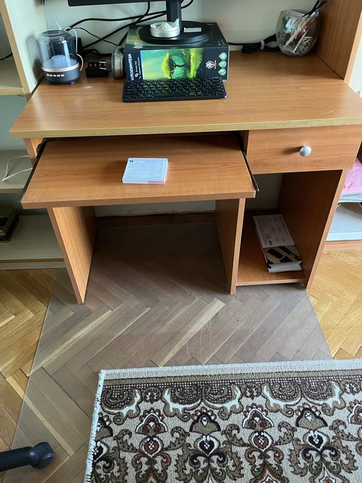 Продавам ученическо бюро