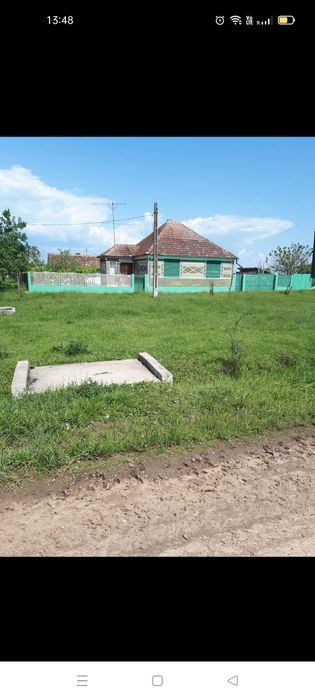 Vând casă cu grădină