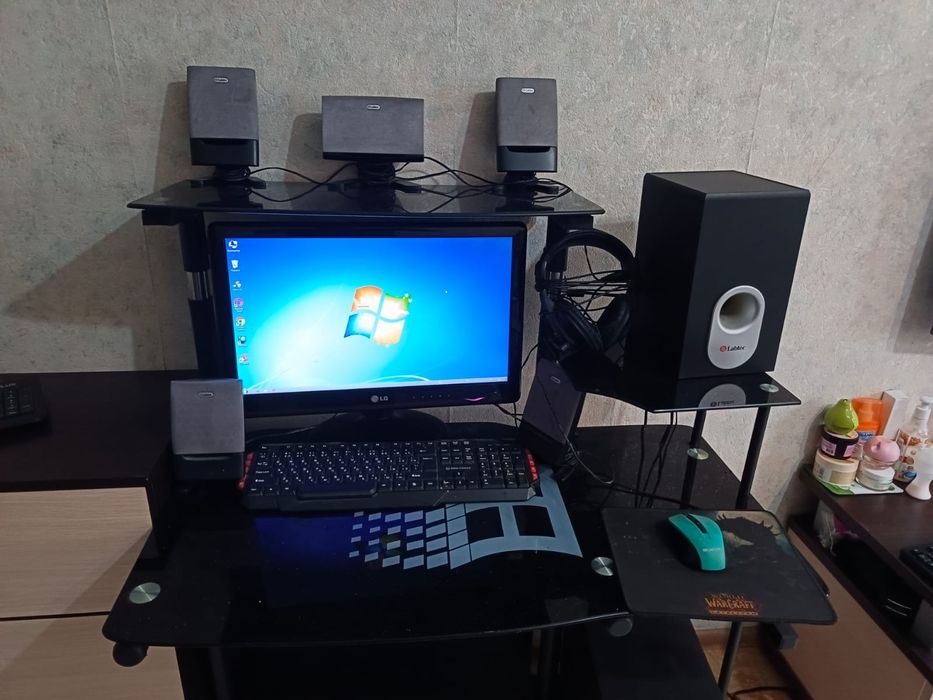 Компьютер со всеми комплектующими.