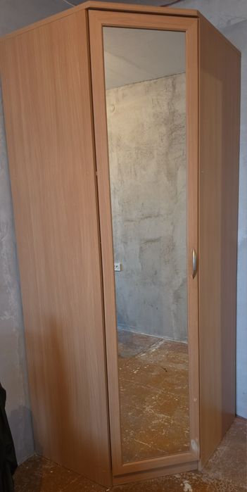 Прихожая, шкаф, стол, диван