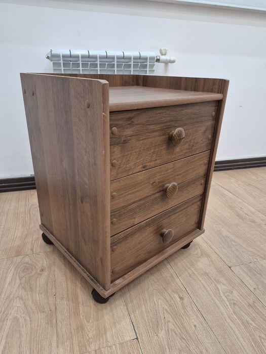 Тумбочка на колёсиках