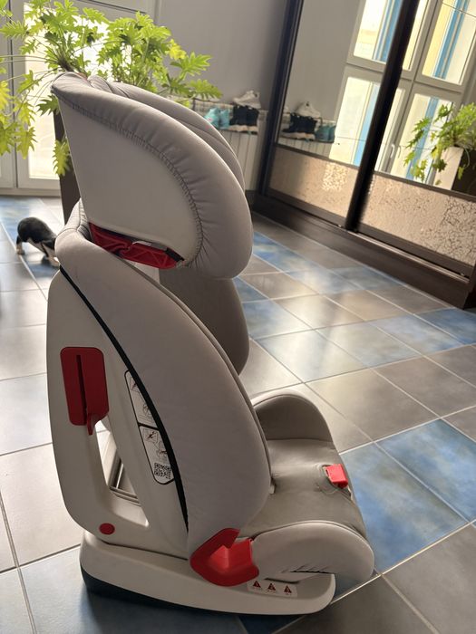 Продам автокресло chicco Universal 15-36
