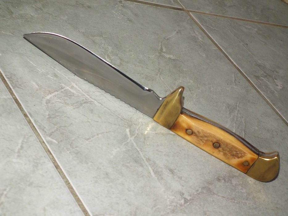 Cutit vánátoare maghiar retro cu plásele din corn + toc piele nr.23