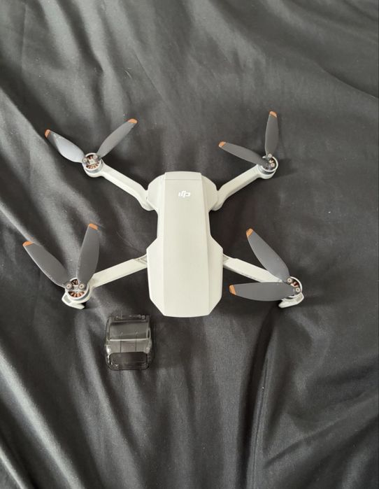 Продавам DJI Mini 2 SE с контролер и 2 батерии.
