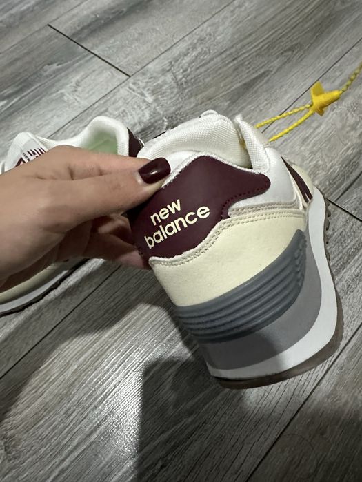 Женские кроссовки