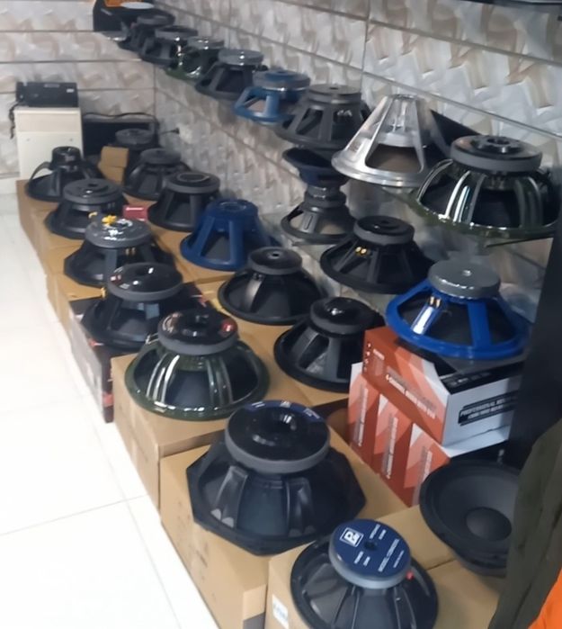 Микрофоны Shure проводные головные радио и кабеля и разьемы.