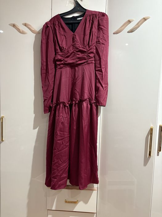 Атласное платье с V вырезом