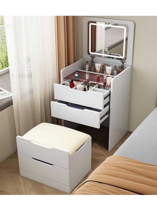 Столик для макияжа