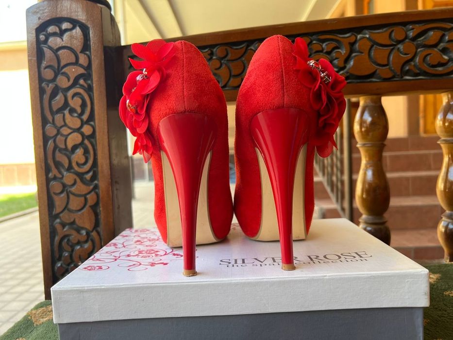 Qzil va qora tufli 1arotaba kiyilgan razmeri 38