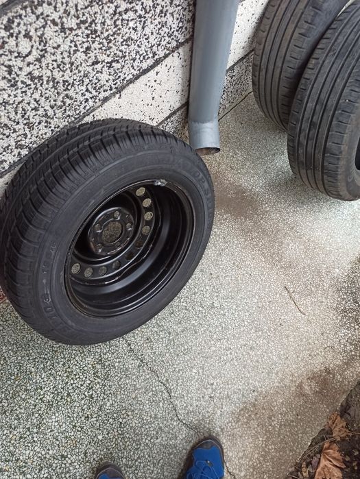 Продава се джанта с гума Дънлоп 195/65/15 и болтове 5 бр. за Мерцедес,