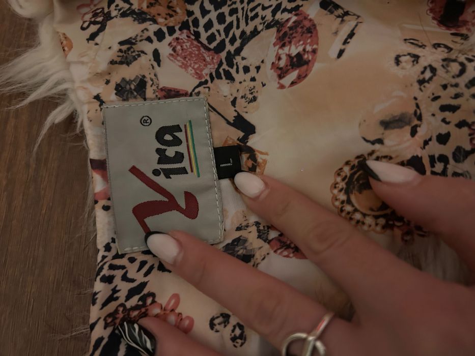 Елек с пух без следи от носене Л размер се води, но е доста по-малък