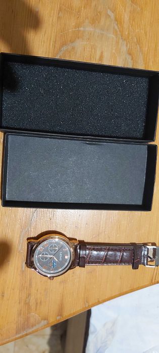 Продавам кварцов  ръчен часовник мъжки
