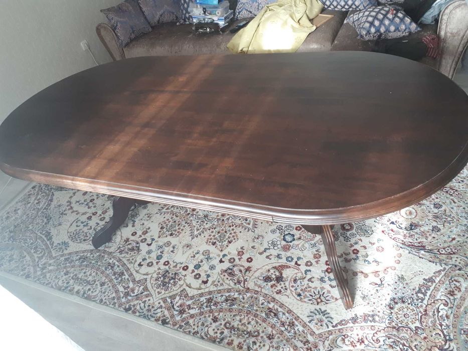 Стол и стулья в гостиную