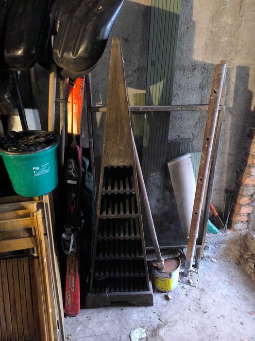 Декоративна дървена стойка за дискове