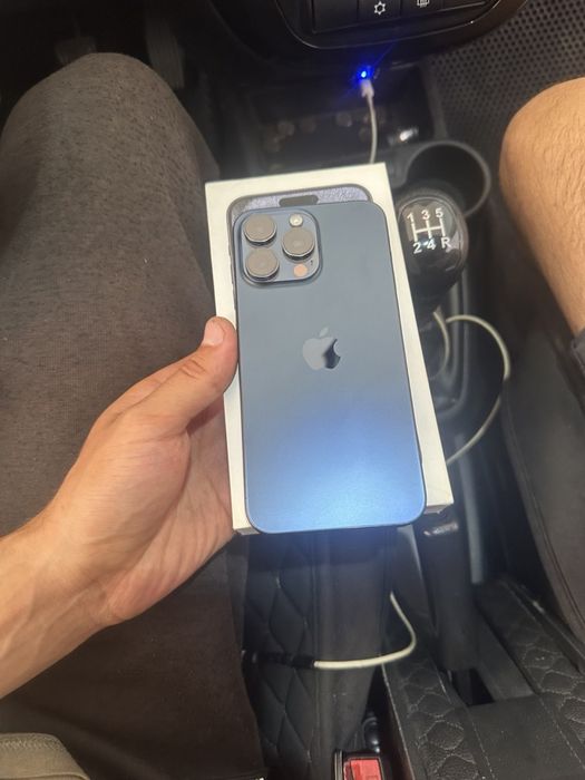 15 Pro Max 256 GB синего цвета.