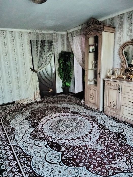 Чинобод марказида 6 хона 4,5 сотик   Уй  урта ремонт сотилади