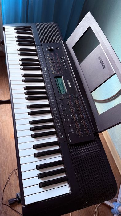 Синтезатор Yamaha PSR-E273 со стойкой