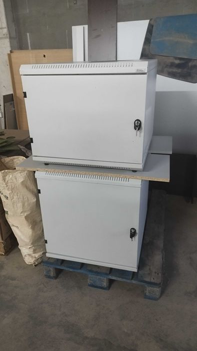 Комуникационен шкаф - сървърен шкаф - рак шкаф 12U Triton.