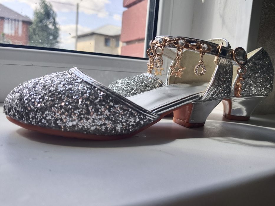 Блестящие туфли для девочек