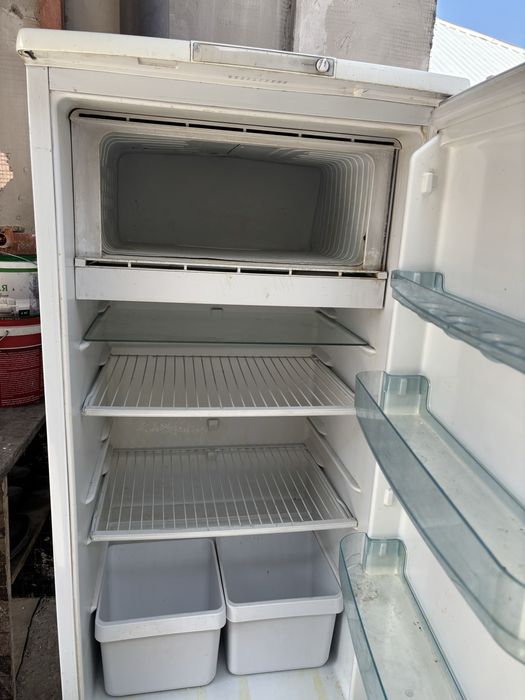 Продам холодильник малинки